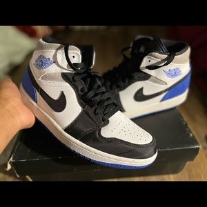 AIR JORDAN 1 MID SE
"Game Royal Black Toe"